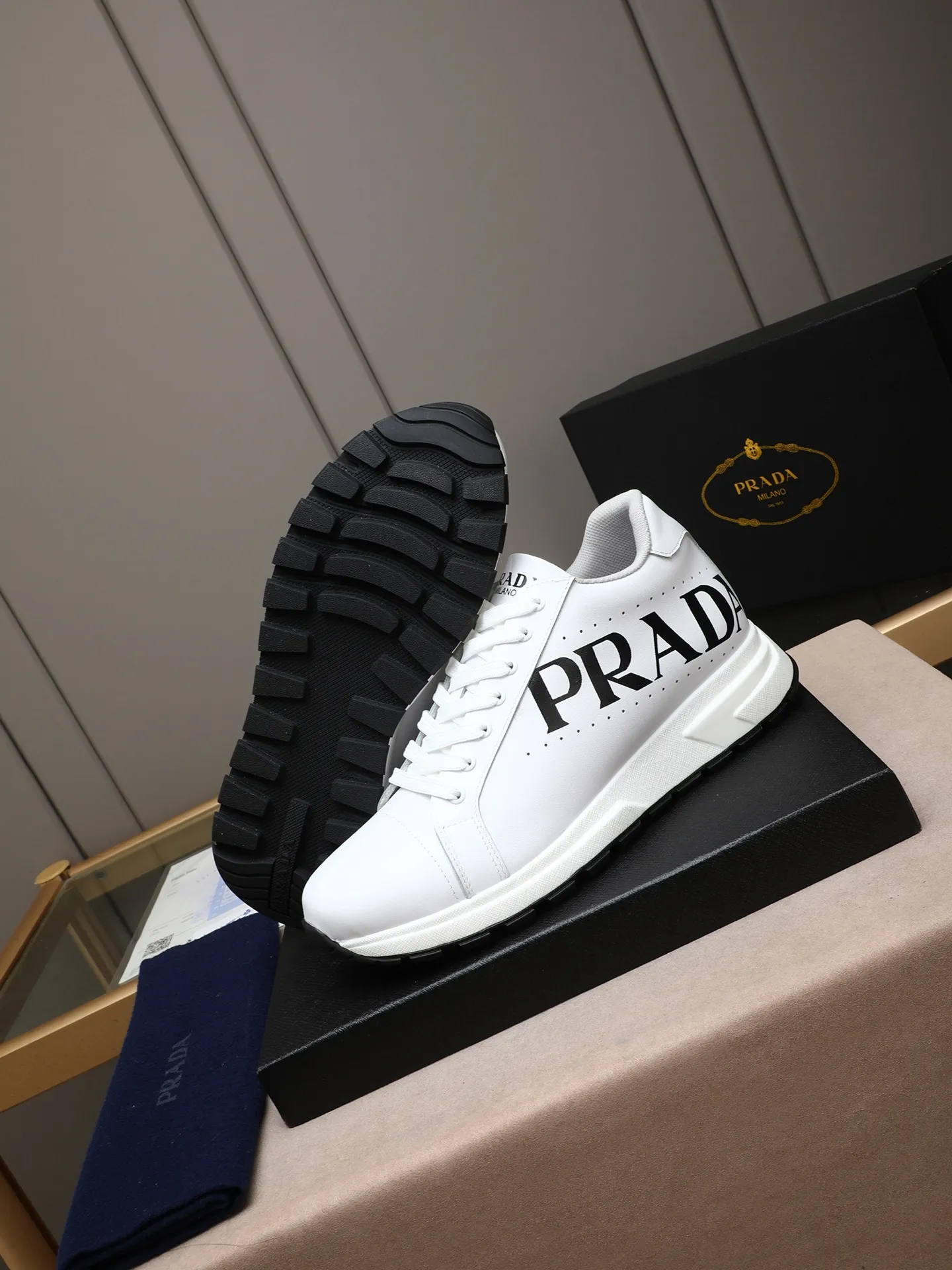 Men's shoes 💰460 PRADA's new model is on the market, the picture above is a must-sell! Fashionable casual men's shoes, trendy and versatile, relaxed and sporty style, imported cowhide leather uppers 3D printed and ultra-fine workmanship. Light and comfortable on the feet, available in 5 colors! 38-44(45 customized)